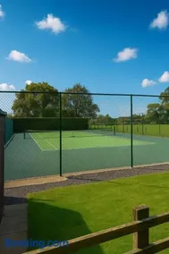 Courtyard House- Luxury Holiday House with floodlit Tennis court - Image 5
