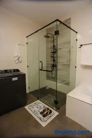 Yunia Luxury 1-Bed Apartment - Image 3