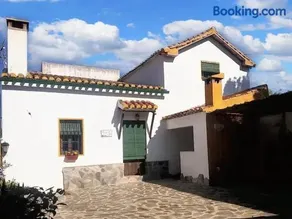 Exceptional villa with pool in Villanueva del Trabuco - Image 4