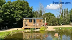 Rusty Duck Retreat Shepherds Hut - Image 2