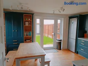 Entire 3 bedroom house in suburban area - Image 2