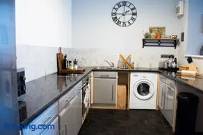Characterful Abode with FREE parking. - Image 5