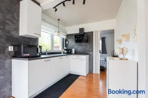 Zonneschijn, bungalow op vakantiepark bij zee - Image 1