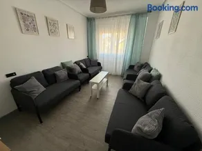 Amplio piso para 8 a 2 min de Playa Santa Marina, 3 habitaciones - Image 4