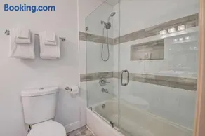 5 BR Mansion with Pool and non-heated Jacuzzi Games in Boynton Beach - Image 2