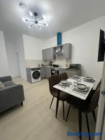 Apartment 3 by SJP - Central Location - Near Station - Sleeps 3 - Image 2