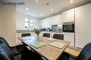 Modern Comfort 2 Bedrooms with parking - Image 5