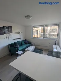 Luxury Apartment Central Milton Keynes - Image 3