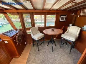 The Oak & Anchor - Hong Kong Houseboat - Image 2