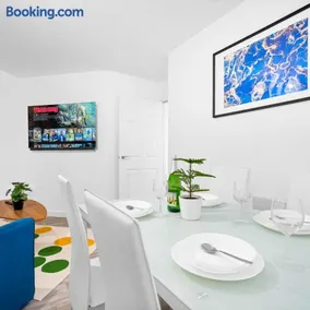 Stylish Two Bedroom Apartment - Sleeps Three - Secure Parking - Fast WiFi 53C - Image 4