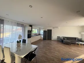 Grande maison neuve 8-9 personnes climatisé - Image 1