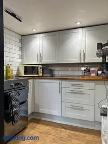 2BDR Cottage By Guest Nest Management In Horsham With Free Parking - Image 5