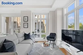 Designer Yorkdale 2BR Townhouse, Private Patio, Parking - Image 1