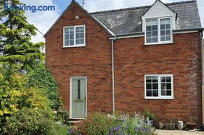 Countryside 3 Bed Detached Cottage - Image 1