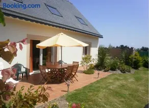Maison accueillante avec vue sur la mer à Plougrescant - Image 1