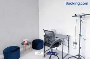 Spacious 2-Bedroom Apartment with Parking, Smart TV & Superfast Wi-Fi - Image 3