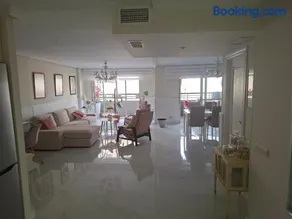 Espectacular vivienda a un minuto andando de la Playa y del Paseo marítimo en Almería - Image 1