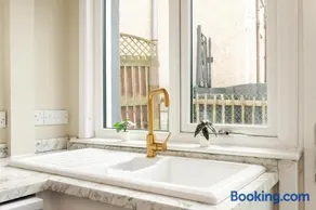 3-Bed House Sleeps 6 Work Stay I Van Parking - Image 4