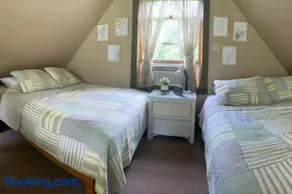 Secluded Cabin on Red Haven Farm - Image 1