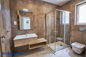 Large 3BR Flat with Exceptional Marina Views - Image 2