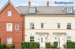 4 Bedroom House - Bedfordshire - Driveway Parking - Image 3