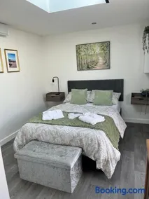 Luxury Cabin With Hot Tub - Image 2