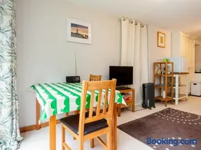 Wood Bank Studio Apartment - Image 5