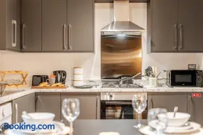 3BR Home Parking & WiFi Manchester with Large Garden - Image 3