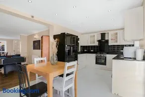 5-Bed House with Garden Near Warner Bros Studios - Image 3