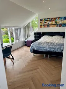 Ruime slaap kamer met werkplek en privé badkamer Leeuwarden bij Jacqueline - Image 2