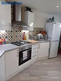 Bagshot High Street shops & restaurants on doorstep Ground Floor Sleeps 4 Free & Permit Parking near PennyHill Spa Ascot Races Wentworth Golf Longcross Film Studios - Image 2