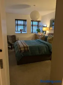 Room at Wallington Green room for professionals, near station, 30 min to London Bridge, 27 min to LDN Victoria - Image 2