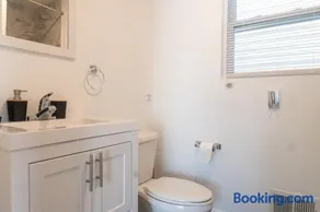 Spacious 3BR Home Near Newark Airport - Image 4