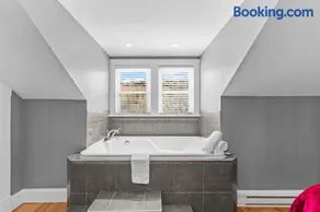 Downtown Gem 2BR Tub Parking - Image 4