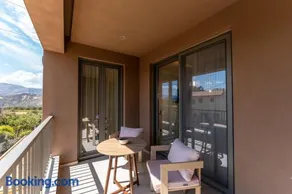 Luxury Suites with BBQ next to Heraklion by Kalles Homes & Suites - Image 4