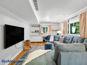 Large Remodeled 4 Bed 3 Bath Secluded With Hot Tub - Image 3