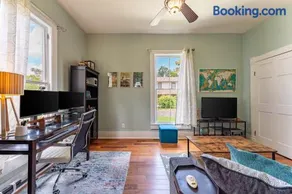 Cozy 3BR Retreat - Near Bars Zoo & Lake Trails - Image 1