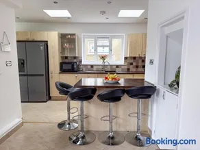 Bassetts -Modern 3 bed and 2 bath House - Contractor and Family ready - Image 2