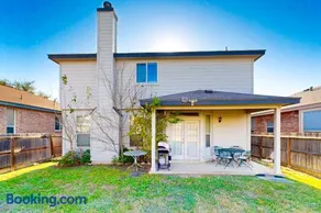 Charming family friendly home, enclosed backyard & 20 miles from San Antonio - Image 1