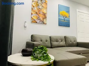 Luxury Oasis Near JFK and UBS Arena - Image 2