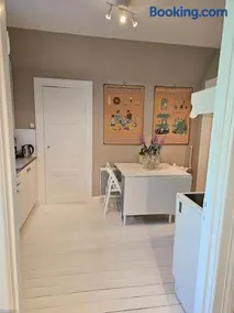 Lärarinnabostad i vacker byskola - Image 3