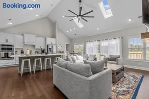 Luxurious Pine Manor Golf Front Estate - Image 5