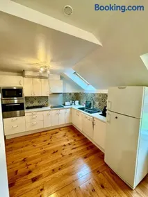 GITE DANINOU; meublé 3 chambres avec terrasse (1er étage du château) , salon et cuisine ouverte - Image 3