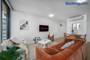 2BR Apt in Proximity Hamilton with Carpark - Image 1