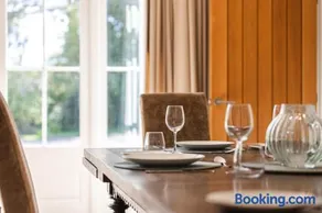Stylish Coach House Retreat - Image 5