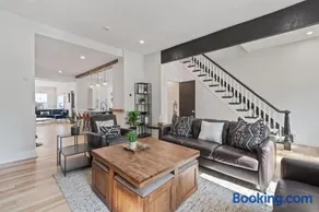 3BR Stylish Retreat, Minutes from Downtown Pittsburgh, Free 3-Car Parking - Image 2