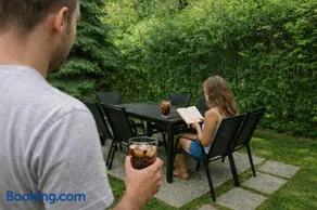 Play and Relax in Lake-Parkside Cozy Family Retreat - Jegenye Cottage - Image 4