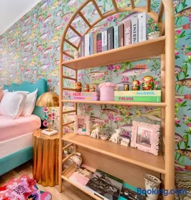 King Bed Mermaid suite - heart of Palm Beach, free parking included - Image 2