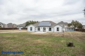 DFW Spacious Cozy Modern Villa - Image 3