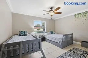 Villa 10 mins to WEF - Fenced Yard - Pet Friendly - Image 3